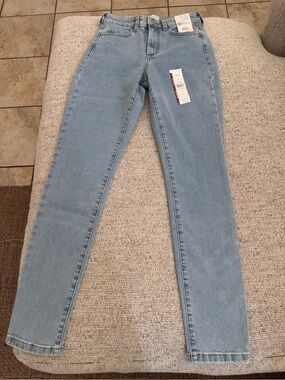 Women’s High-Rise Light Blue Skinny Jeans